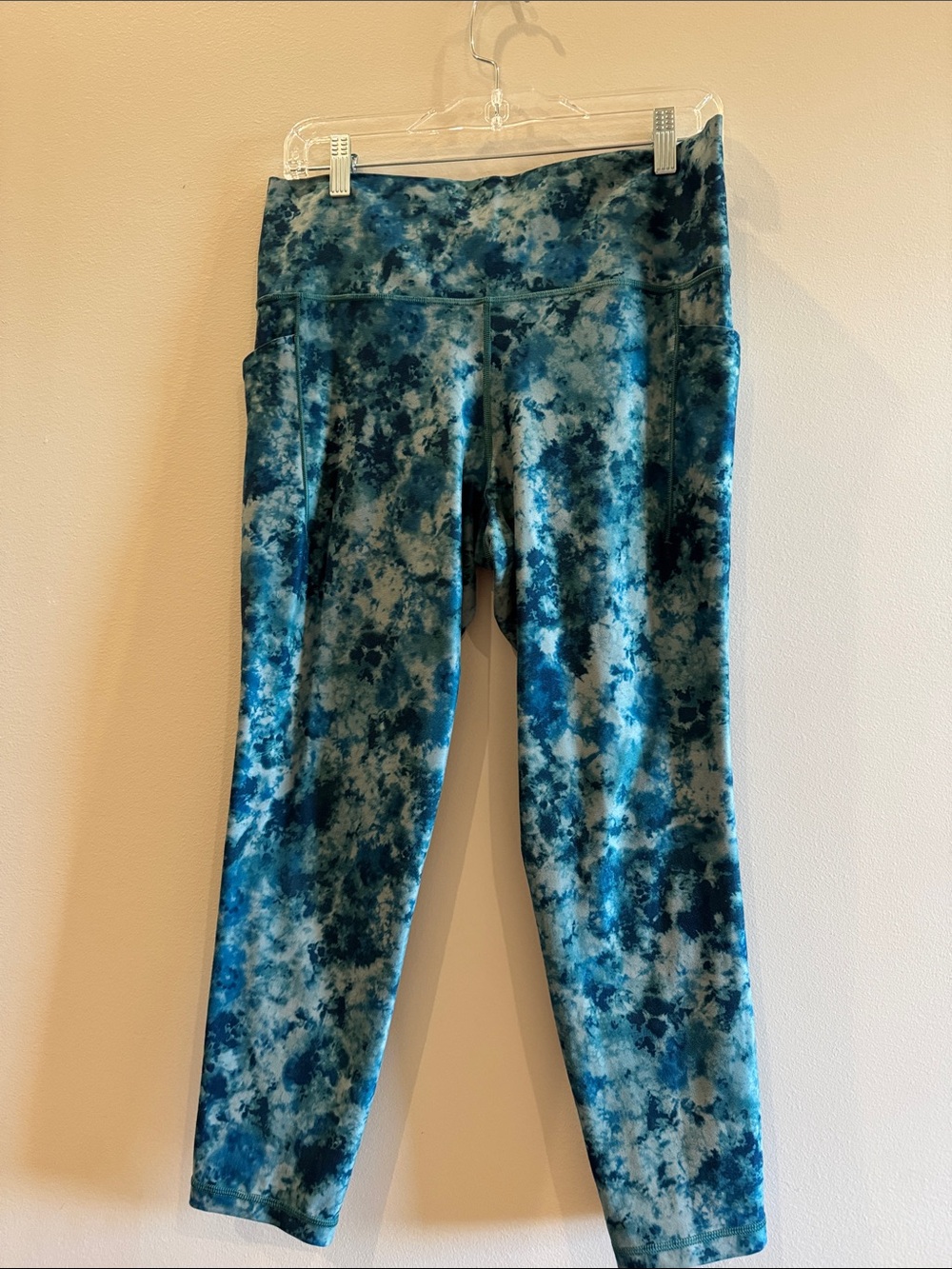 Athleta Blue Tie-Dye Capri Leggings salutation stash 7/8